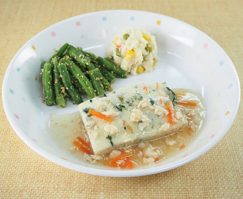 介護食品特集：受賞商品＝羽二重豆腐「S国産小松菜の豆乳よせ（Fe・Ca）50…