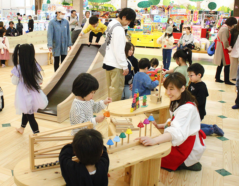 サステナビリティ特集：イオン東北　店内遊具に岩手木材