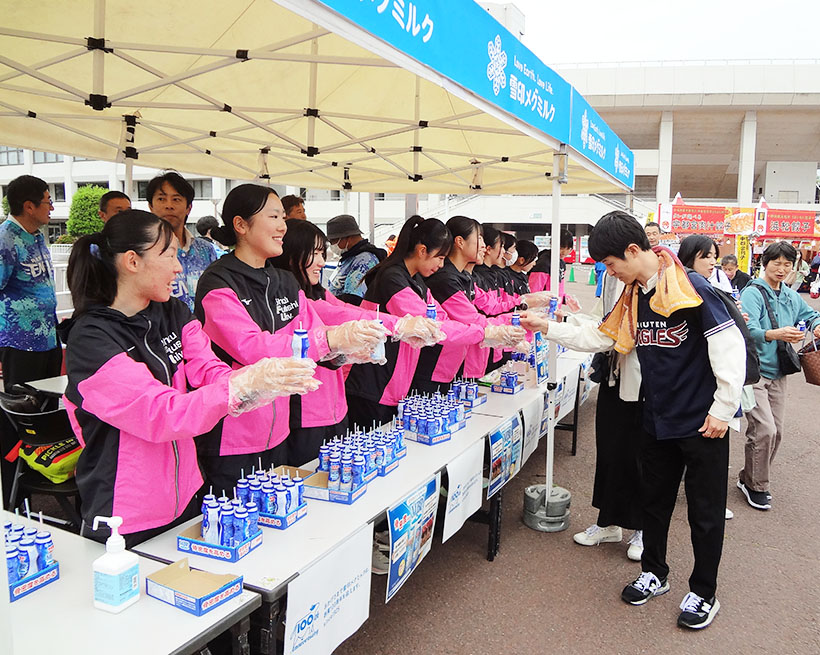 雪印メグミルク、骨の健康増進PR　仙台・楽天球場で「MBPドリンク」配布