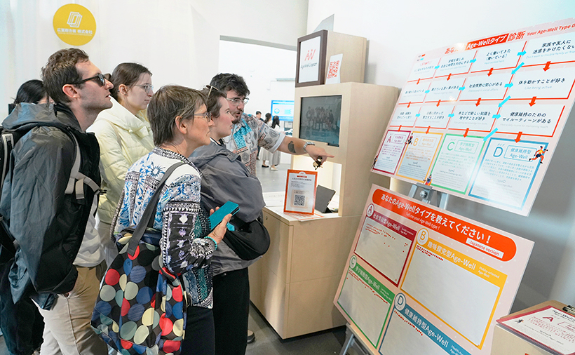 フューチャーライフヴィレッジで「未来の生き方」を提唱したAgeWellJapan。挑戦と発見を通じてポジティブに歳を重ねる“Age-Well”の考え方を動画で紹介したほか、歳の重ね方の傾向がわかる「Age-Well タイプ診断」、Age-Wellな人生に向けた行動宣言、写真撮影などのコンテンツを用意した。シニア世代のウェルビーイングを後押しするステージイベントにも多くの関心が集まった