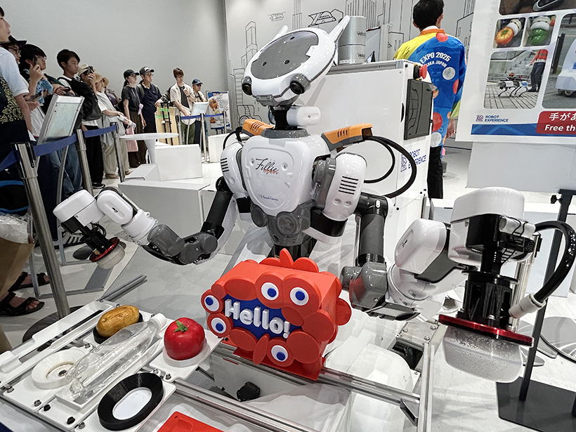ロボット&モビリティステーションでは、ロボットと人が共存する未来の生活を具体的に示した。視覚障がい者の移動をサポートする「AIスーツケース」やどんな形状・素材もつかみ取る万能ハンドを持つロボット、高齢者の移動に便利な四輪型特定原付などが展示された