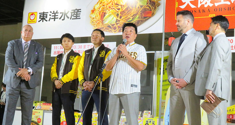 旭食品・竹内社長、パドレスと交流10年　フレンドシップの証し　ユニホーム贈ら…