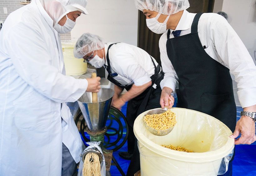 竹屋、地元旅館と「味噌作り体験会」開催