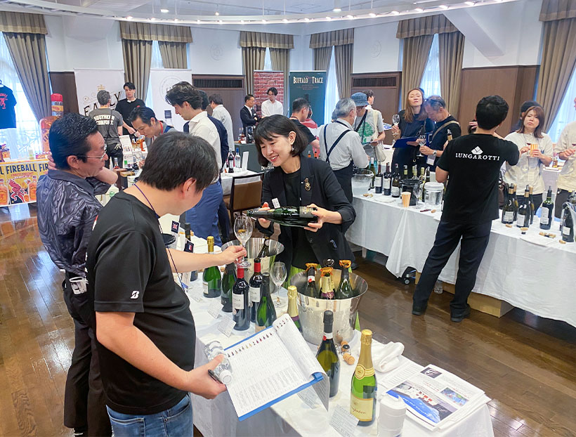 明治屋、洋酒試飲会開催　英国産スパークリングワインなど新商品を多数披露