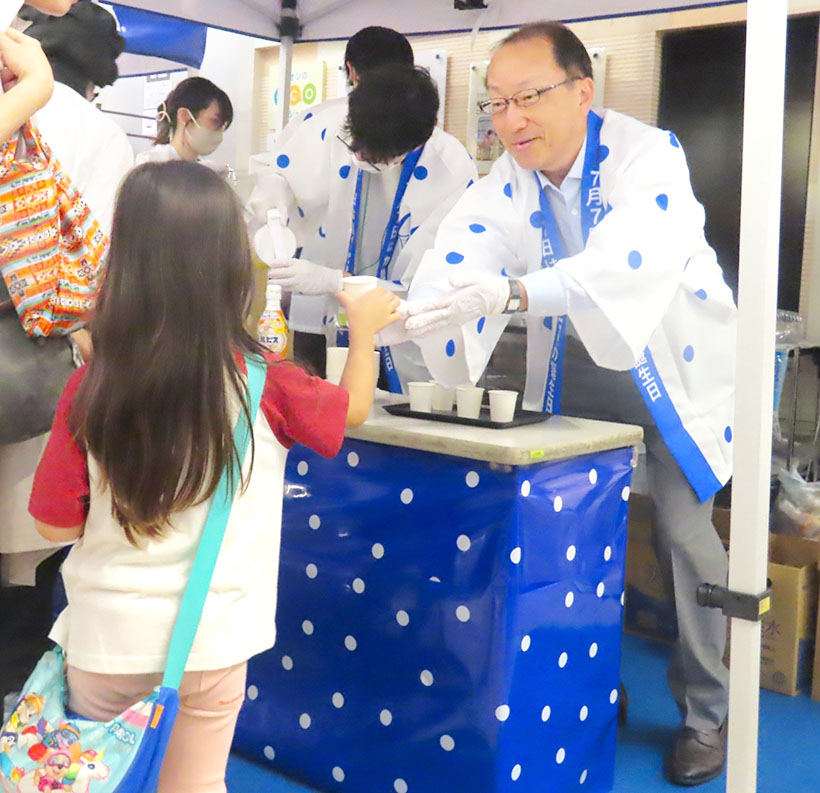 アサヒ飲料、「カルピスの日」に試飲イベント　社長らSM1000店で感謝