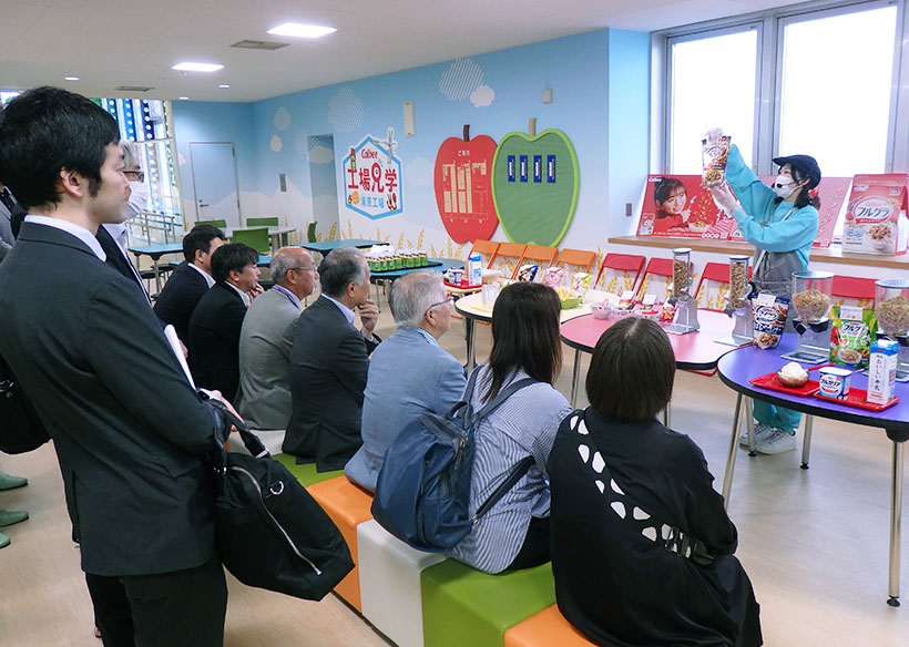 カルビー、工場見学にぎわう　食の学びと楽しさ提供