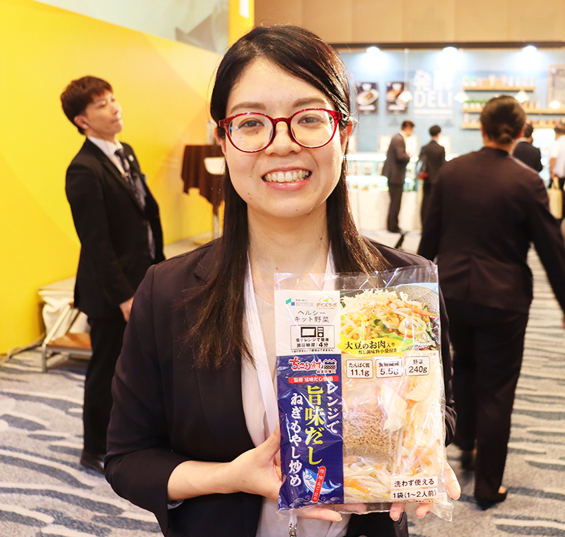 サラダコスモ、マルコメとコラボ品　レンジで簡単に野菜炒め