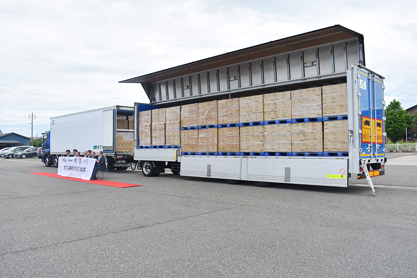 【速報】ブルボンと岩塚製菓、ダブル連結トラックで共同配送 複数荷主は県内初