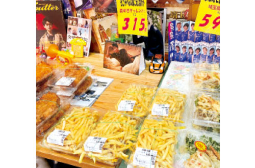 “森スギ”シリーズで人気の「そこらへんの草こえて森スギポテト」(340円・税込み)は、「普通量の商品も欲しい、とよく言われるのですが“たっぷり”だから良い。この分量は譲れない(笑)」(みどり部長)という。
