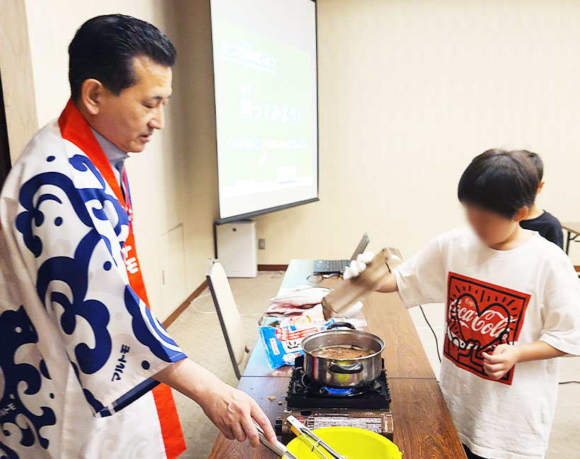 マルトモ、小学生が鰹節学ぶ　今年もジョブキッズ協賛