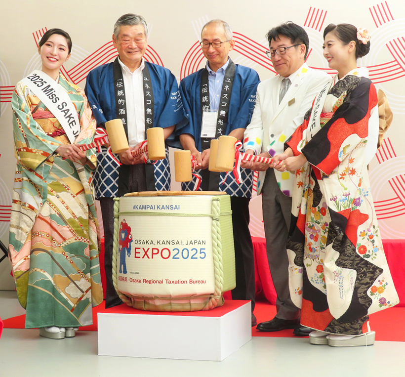 大阪・関西万博：大阪国税局、万博で鏡開き　「伝統的酒造り」のユネスコ登録記念