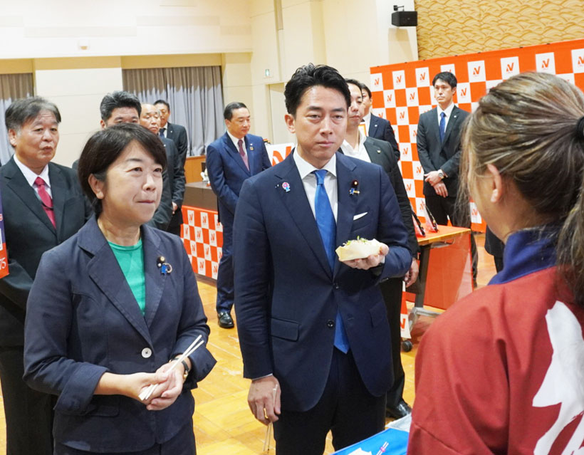 農水省、小泉大臣参加試食会　ニチレイら商品紹介　コメ加工品輸出拡大目指す
