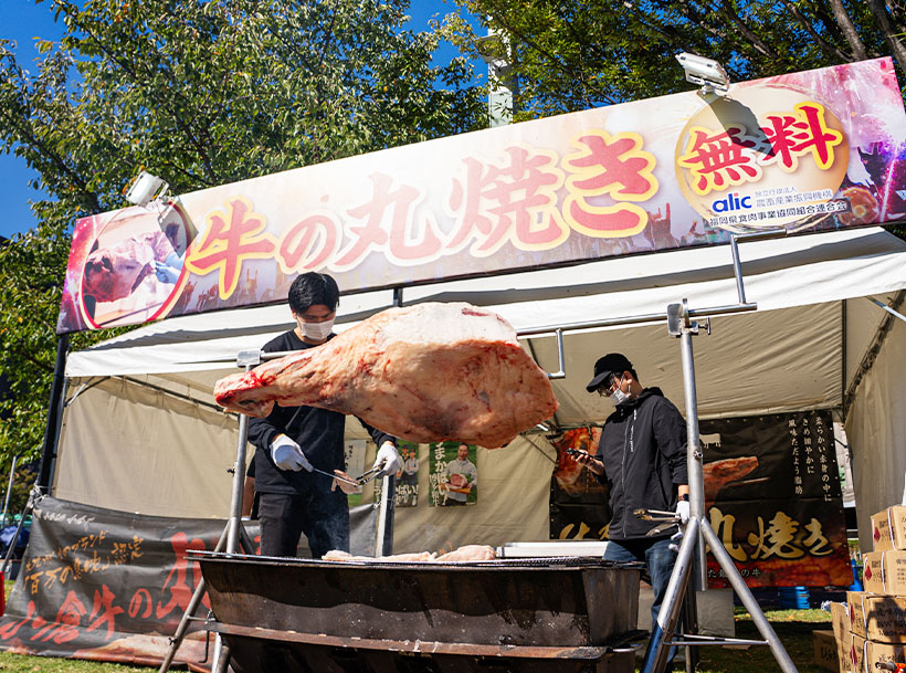 肉グルメのイベントは集客力も高い。福岡・北九州で開催される「食肉祭 × WAGYU FES」で毎年大好評の「牛の丸焼き」は、イベント開始前から長蛇の列ができる人気ぶり。今年もイベント期間中の3日間、毎日1,000人に牛の丸焼きをその場でカットし、無料でプレゼントする。今年の開催日は10月11日~13日。会場は「あさの汐風公園」