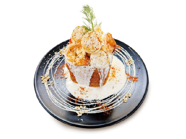 【銀賞】東京・三軒茶屋「COFFEE AND TOAST(コーヒーアンドトースト)」の「“ぽっかぽか”えびと帆立のグラタンぱん!」2,980円(税込み)。「今の時代はSNSで『何かおいしそう』というものが求められている。5,000kcal以上もありそうなメニューを一皿にした勇気に感銘した」と、臼井代表