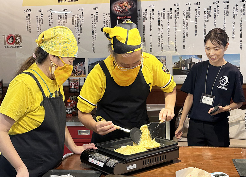 オタフクソース、大阪初「新商品オタめし会」開催　限定お好み焼き粉PR