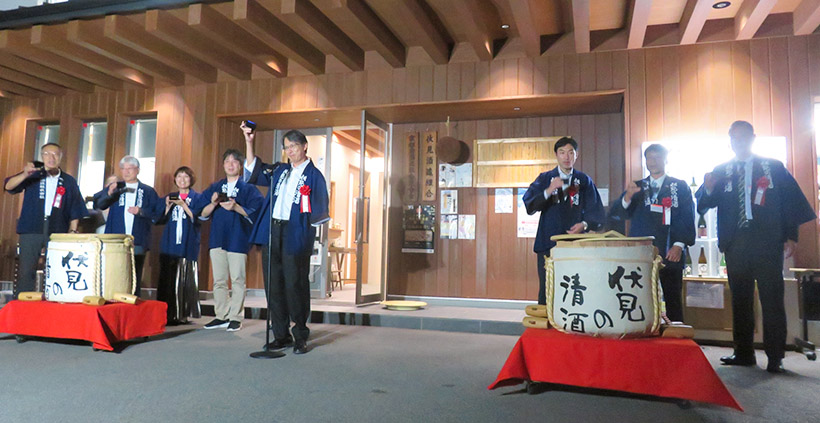 伏見酒造組合、きき酒選手権京都予選　参加者と一斉乾杯
