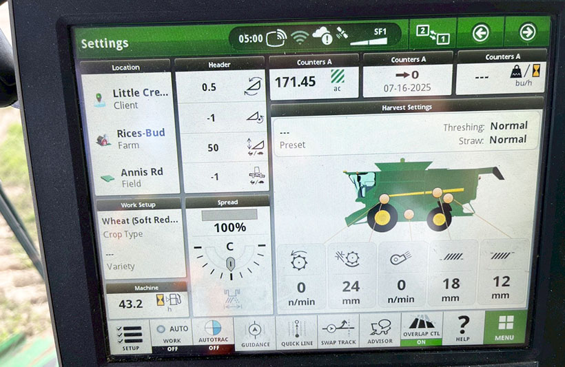 【Little Creek Run Farm】コンバインの運転席には上下2つのモニターがあり、コンバインや周囲の状況を適宜確認できる