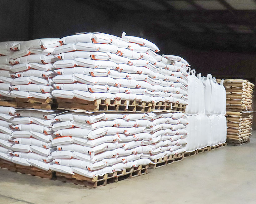 【Michigan Agricultural Commodities】袋詰めを終えたトートや紙袋は倉庫に適宜保管する。出荷時はフォークリフトにアタッチメントを装着してコンテナに運び込めるようにしている
