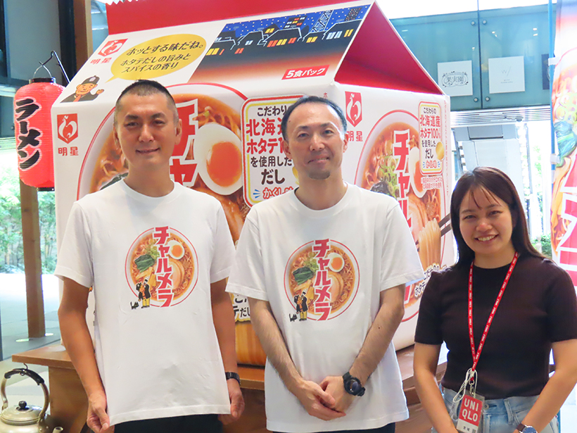 明星食品、「ユニクロ原宿店」とコラボ　「チャルメラ」59周年をお祝い