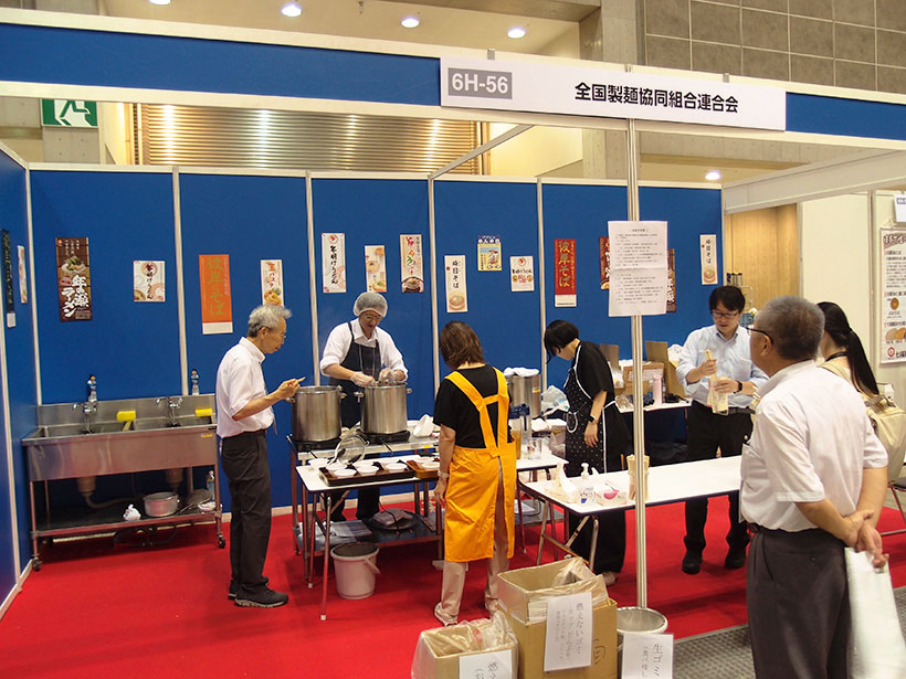 全国製麺協同組合連合会、「ラーメン産業展」でコンペ入賞製品と米粉麺を試食提供