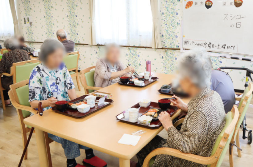 「スシローの日は外出をしないと決めている」という入居者も多いという。普段は刻み食だが「寿司は普通に食べたい」と、この日だけは通常メニューを希望する入居者や、この日だけは残さず完食するという入居者も。「スシローの日」の楽しみがあるため、転居する際にもアンジェスの別施設を希望した、という例もあったようで寿司の魅力は偉大だ