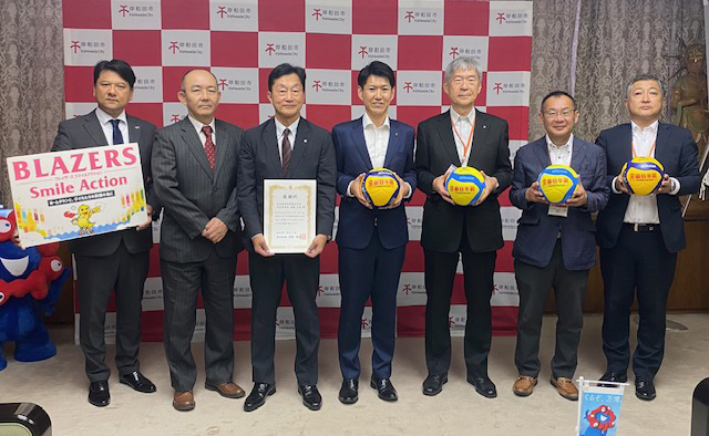 日本酪農協同、岸和田市小中校にバレーボール寄贈