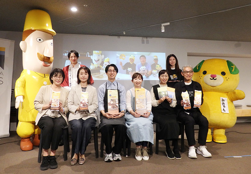 後方左から新潟県ゆるキャラの「レルヒさん」、上田真之新潟県東京事務所主任、愛媛県東京事務所の石川舞氏、愛媛県イメージアップキャラクター「みきゃん」、前方左からロッテ中央研究所ビスケット担当町田寿美子氏、原田万有マーケティング部チョコパイブランド課課長、「編むと紡ぐ」の波多野奨店主、「Ridi」の往田裕子店主、昭文社の大川朝子氏、米山孝生渋谷スクランブルスクエア営業一部課長