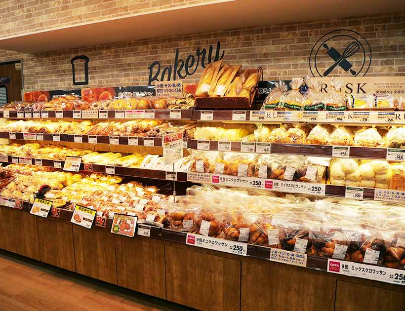 簡便志向をとらえて売上げを伸ばすインストアベーカリー売場(写真はマックスバリュ藤が丘店)