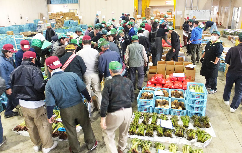 活気あるせり。95年間一貫してせりに特化して公正・公平な取引の実現を目指している