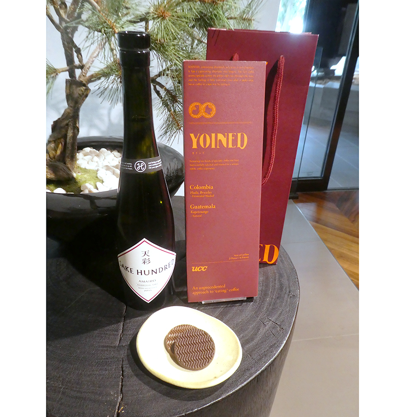 デザート日本酒「天彩(あまいろ)」(左)と2025年の「YOINED」