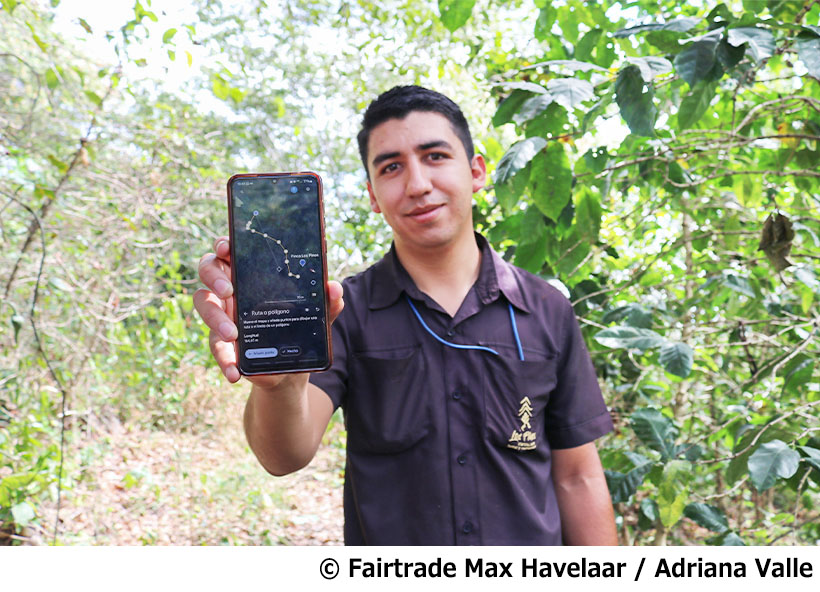EUDRでは、生産地の正確な地理的位置情報を把握し、森林破壊が行われていないことを検証していくことになる。そのため、フェアトレードでは、生産者たちが自らスマートフォンで生産地の正確な地理的位置情報を把握できるよう、グローバルで衛星を活用したシステムや技術的な支援を開始している。(C)Fairtrade Max Havelaar / Adriana Valle
