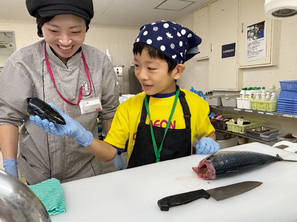 魚をさばくのは全員、初めての体験。サバの頭にも興味津々