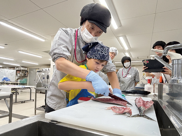 低学年の子は鮮魚士と一緒に調理。慣れたらひとりで上手におろせるようになりました