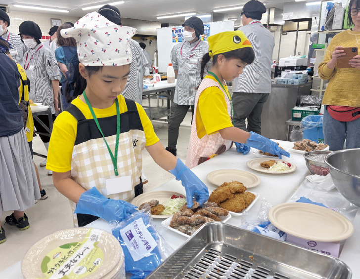 サバは2枚におろして竜田揚げに。アジは3枚におろしてから、自分たちで衣をつけてフライにしました