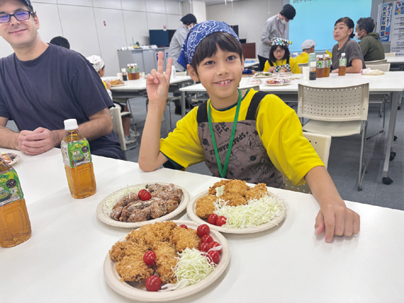 自分でおろし、衣をつけ、盛りつけたアジフライとサバの竜田揚げは、格別のおいしさ!