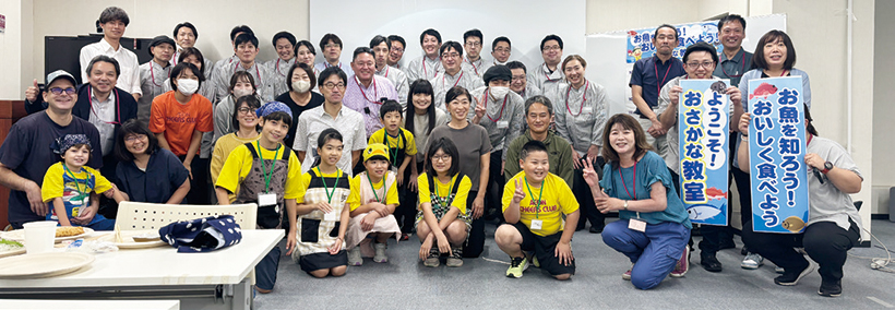 最後に全員で記念撮影。イオン鮮魚士は、小売企業内の生鮮技能検定としては唯一の厚生労働省認定資格。その高度な技術がイオンの水産売場を支えています