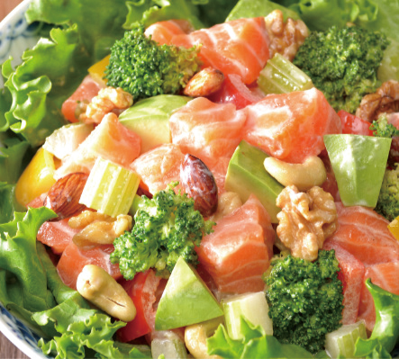 グリル野菜とナッツのチョップドサーモンサラダ