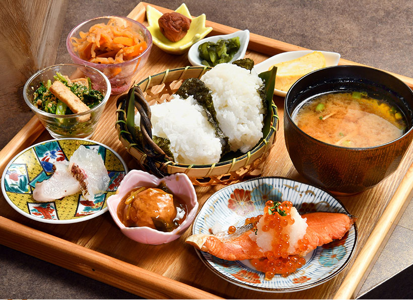 メニュートレンド：行列ができる“おにぎり食べ放題”　昼は女性客が7割