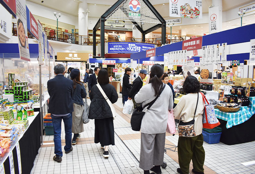 あられ・おせんべいまつり開催　人気米菓メーカー集結