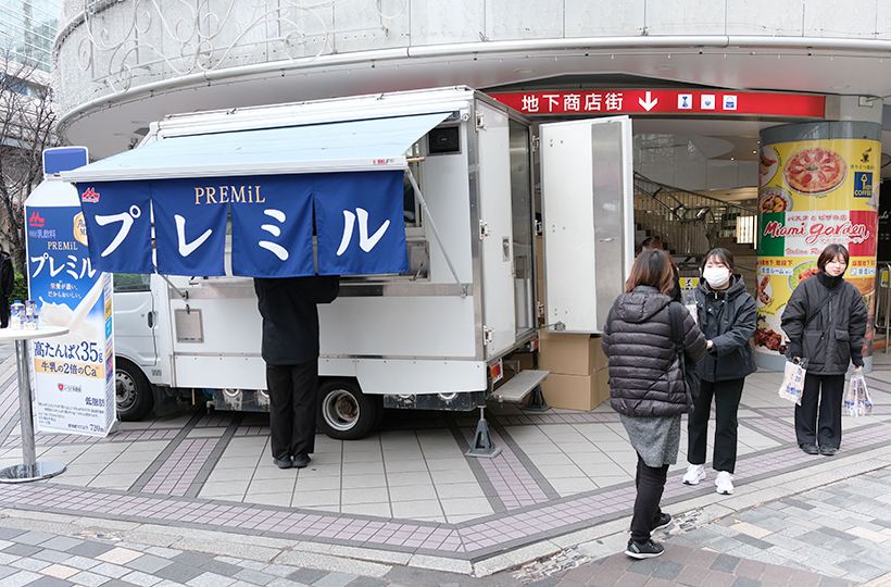 森永乳業、「プレミル」1万本を配布　朝食にプラス1杯訴求