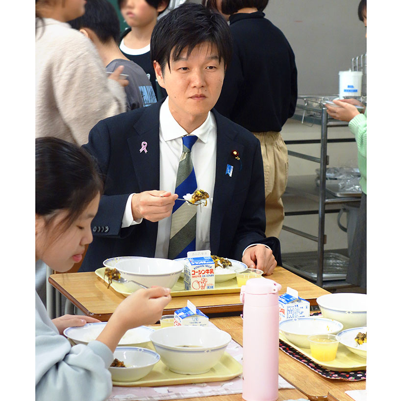 鈴木農相、児童らと和食給食　食育で生産者理解へ