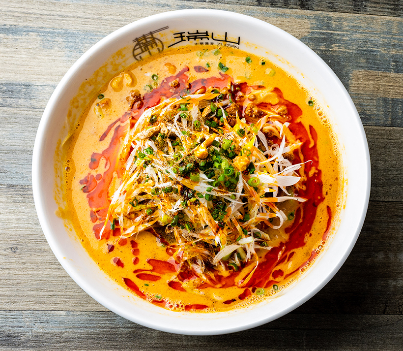 ワケありの盛り付け：ラー油をディスぺンサーで　1つの作品のように仕上げる