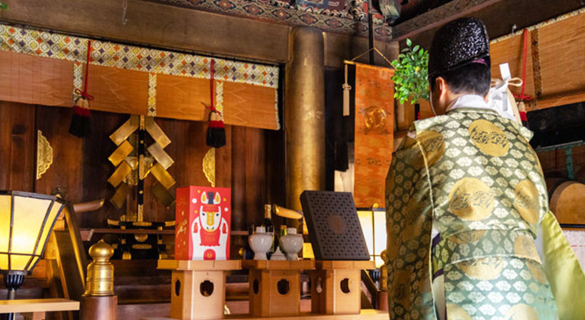 坂角総本舗、看板商品「ゆかり」奉納　幸せと健康を祈願