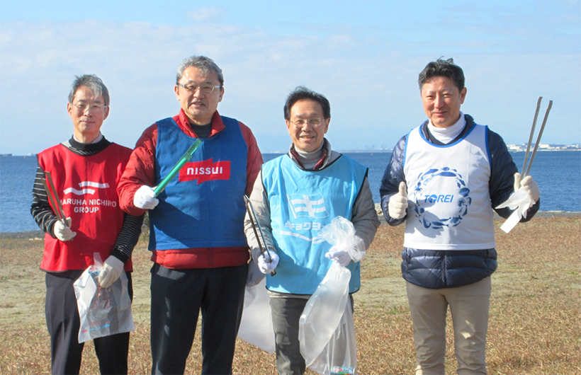 水産大手、幕張の浜でごみ収集　1社加わり活動拡大