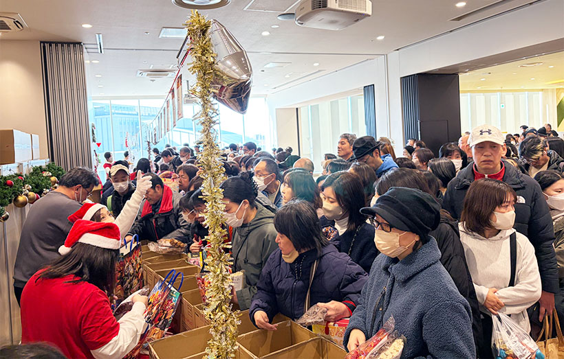 フルタ製菓、クリスマスセール開催　冬の風物詩へ大行列