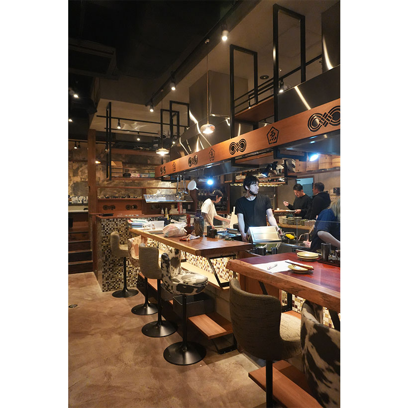 ウワサの新店舗：大人女子がふらっと立ち寄れる　スタイリッシュなもつ焼き酒場