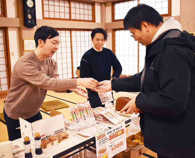 玉垣製麺所とヤマキ食品、弥彦村古刹とコラボ　そばいなり振舞う