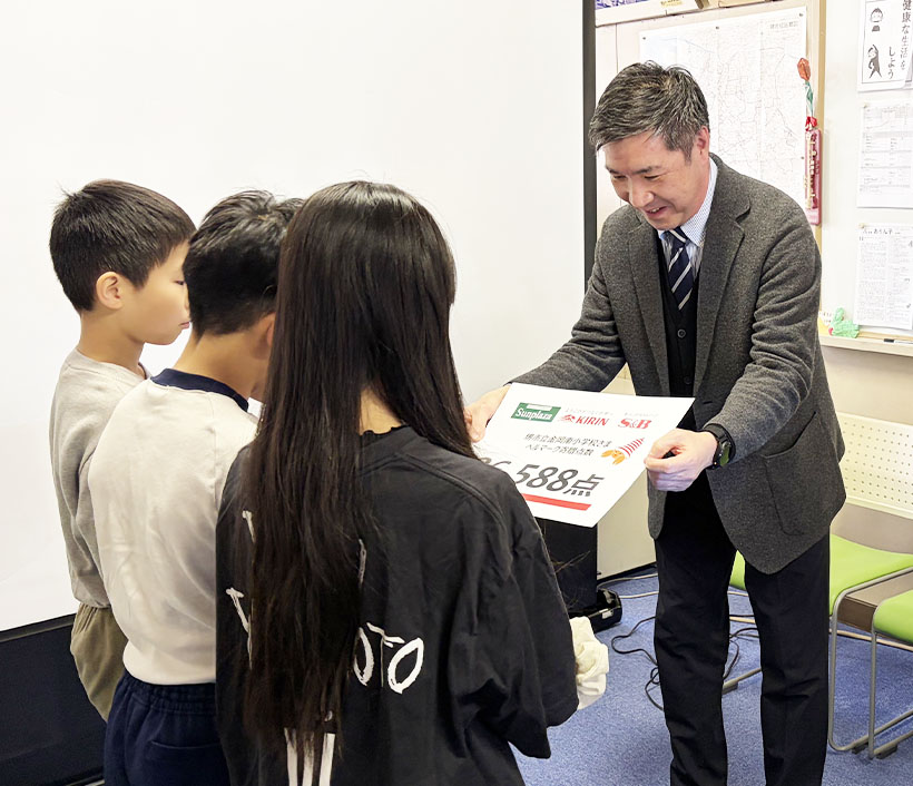 キリンビバレッジ近畿圏統括本部、堺市立金岡南小へベルマークを贈呈