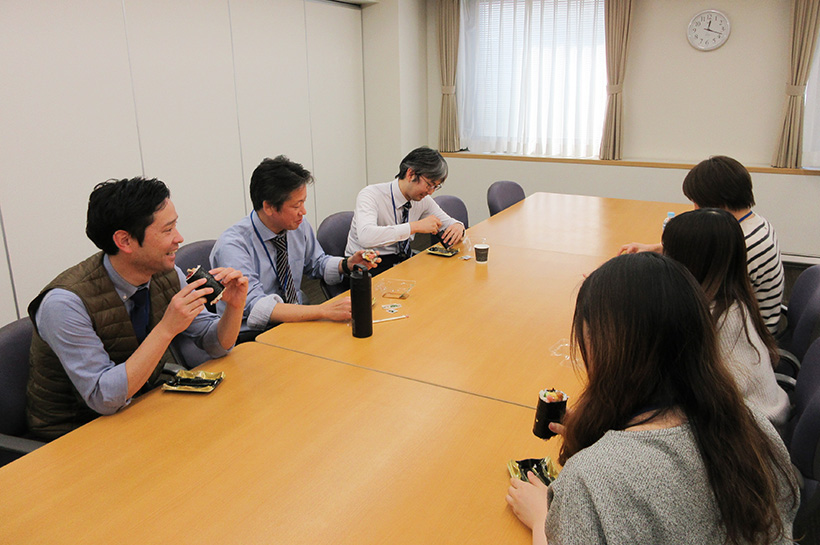 極洋、「魚を食え！」活動で恵方巻きを無料配布