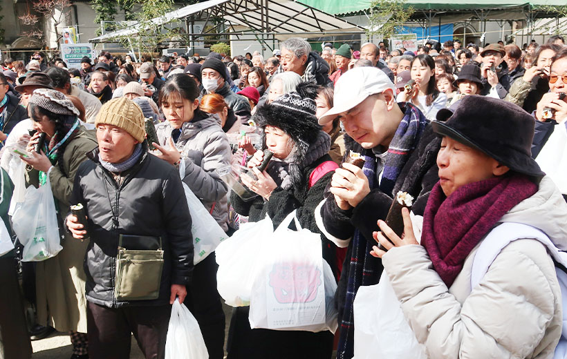 地域の食景色：巻き寿司千人いっせい丸かぶり